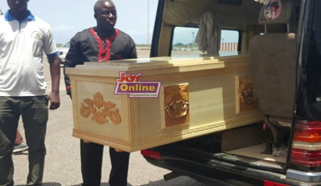 NiiOdoiMensahE28099sbodyarrivesinGhana0 - Remains of the late veteran actor Nii Odoi Mensah arrives in Ghana (Photos)